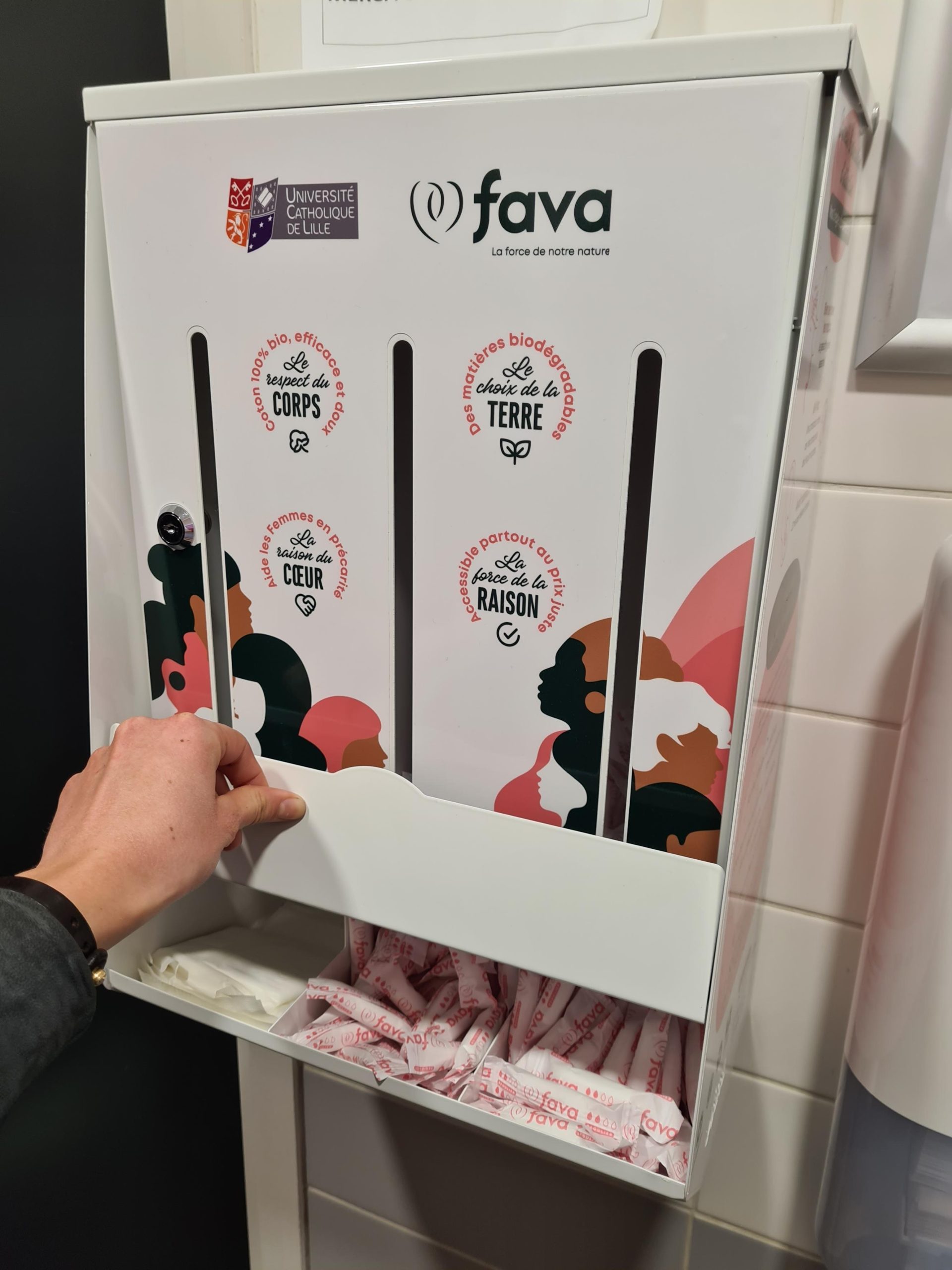distributeur protections féminines dispositif de lutte contre la précarité féminine